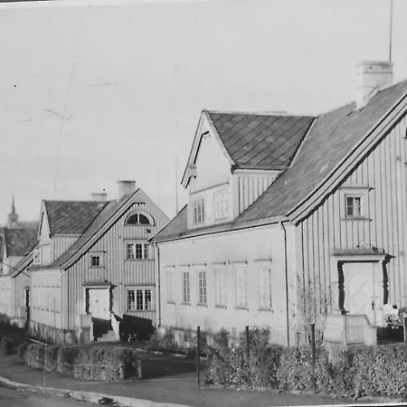 Charming With A Historical Touch, Divided Vertically Feriehus Narvik